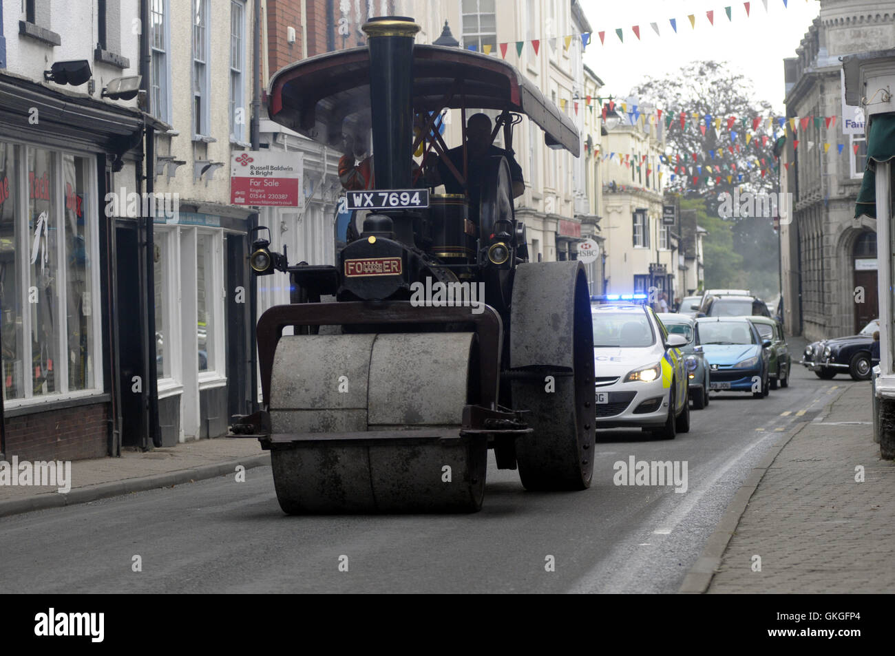 Kington, Herefordshire, UK. Il 21 agosto 2016. Un 1931 Fowler rullo di vapore di proprietà di Ian, Lewis e Tracey Mason da Hereford fa il suo modo di Kington High Street. Credito: Andrew Compton/Alamy Live News Foto Stock