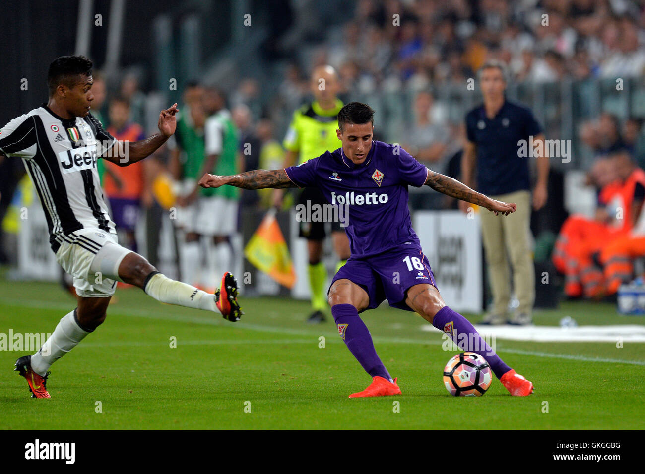 La Juventus Stadium, Torino, Italia. 20 agosto 2016. Di calcio della Serie A. La Juventus contro la Fiorentina. Cristian Tello gioca la palla prima che il blocco viene fornito in credito: Azione Sport Plus/Alamy Live News Foto Stock