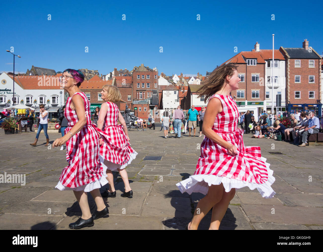 Intasare i ballerini a Whitby, North Yorkshire, Inghilterra, Regno Unito, Foto Stock