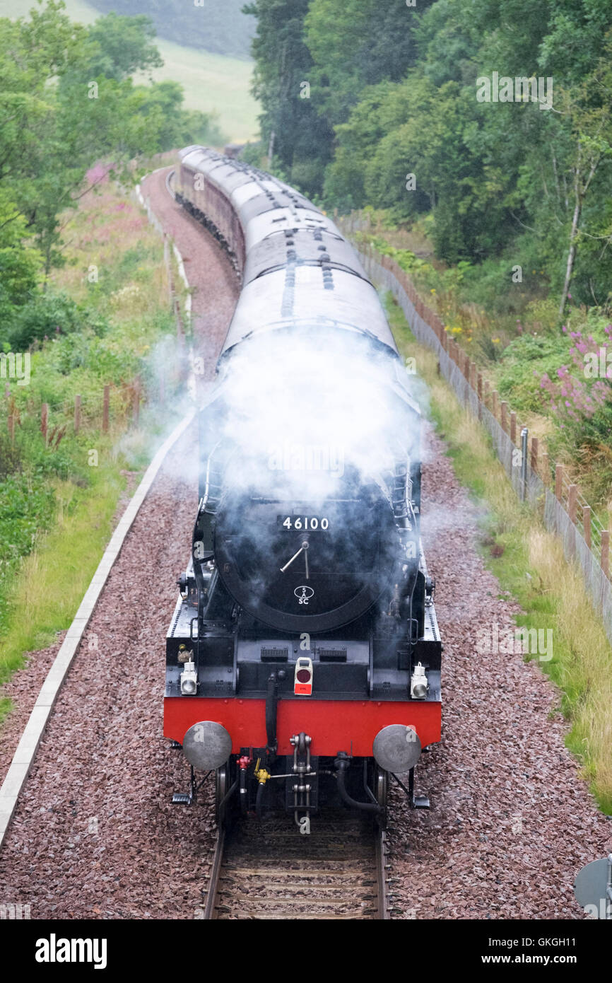 Galashiels, frontiere Railway - Whin Bridge, Regno Unito. 21.Agosto2016. Treno a vapore sui confini Railway . Un vapore in esecuzione speciale sui confini Railway la domenica durante il mese di agosto e settembre, qui illustrato sul suo viaggio di ritorno da Tweedbank di Edinburgh Waverley raffigurata qui è la classe 67 Diesel locomotiva elettrica 67009, in inglese e gallese ferrovia scozzese livrea tirando i carrelli e motore a vapore 46100 'Royal Scot" torna a Edinburgh Waverley. (Foto: Rob grigio) Foto Stock