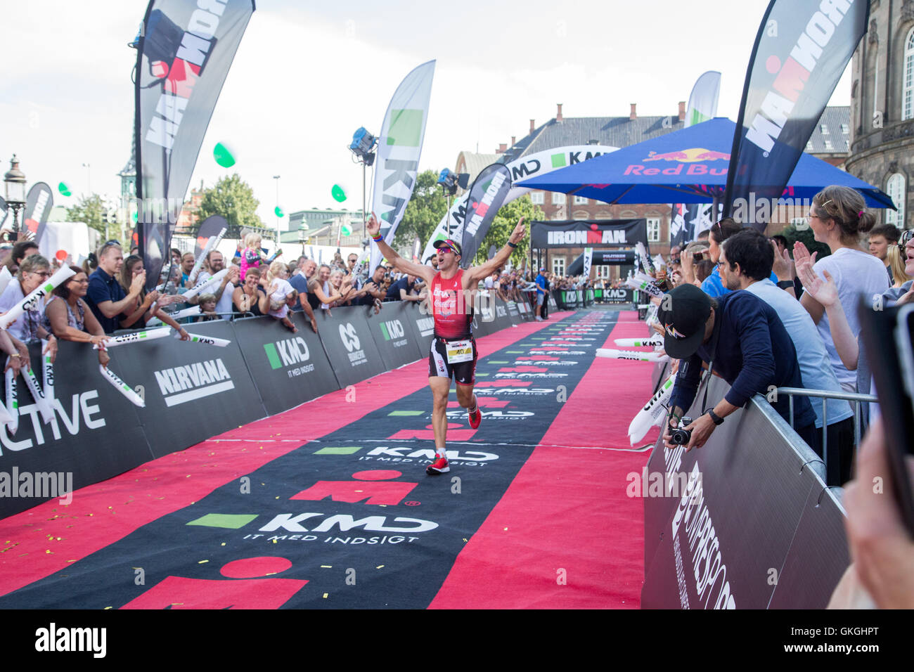 Copenhagen, Danimarca. 21 Ago, 2016 Triatleta Fabio Carvalho appena prima di attraversare la linea del traguardo come terza in uomini in 08:07:10 presso il KMD Ironman Copenhagen 2016 Credit: Oliver Förstner/Alamy Live News Foto Stock