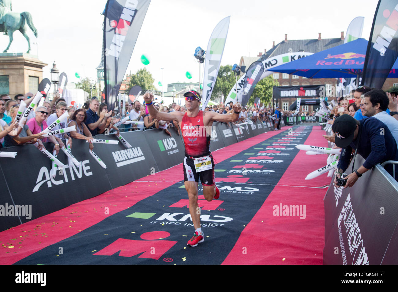 Copenhagen, Danimarca. 21 Ago, 2016 Triatleta Fabio Carvalho appena prima di attraversare la linea del traguardo come terza in uomini in 08:07:10 presso il KMD Ironman Copenhagen 2016 Credit: Oliver Förstner/Alamy Live News Foto Stock