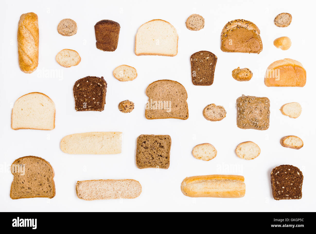 Varie fette di pane focacce e rotoli su sfondo bianco Foto Stock