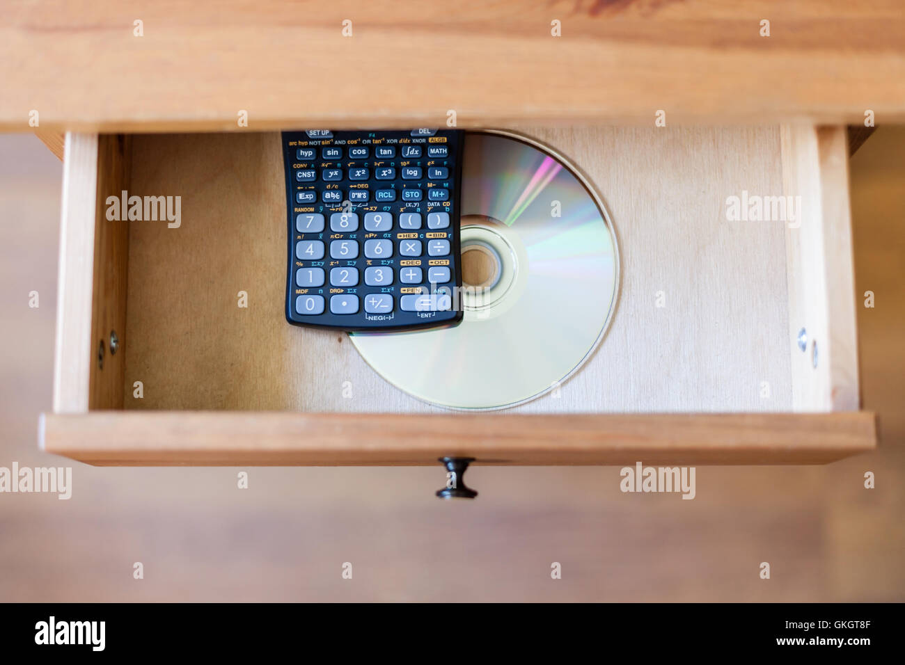 Vista superiore della calcolatrice scientifica e un CD con i dati sperimentali di aprire il cassetto del comodino Foto Stock