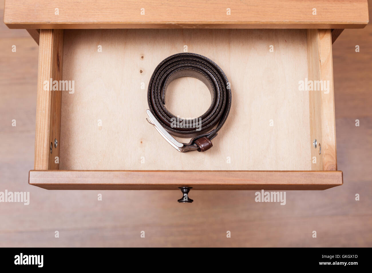 Vista superiore della cintura in cuoio in aprire il cassetto del comodino Foto Stock