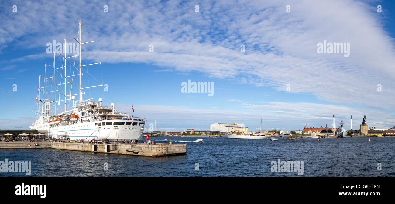 Copenaghen, Danimarca - Agosto 17, 2016: la nave di crociera Wind Surf ancorato nel porto di Copenhagen Foto Stock