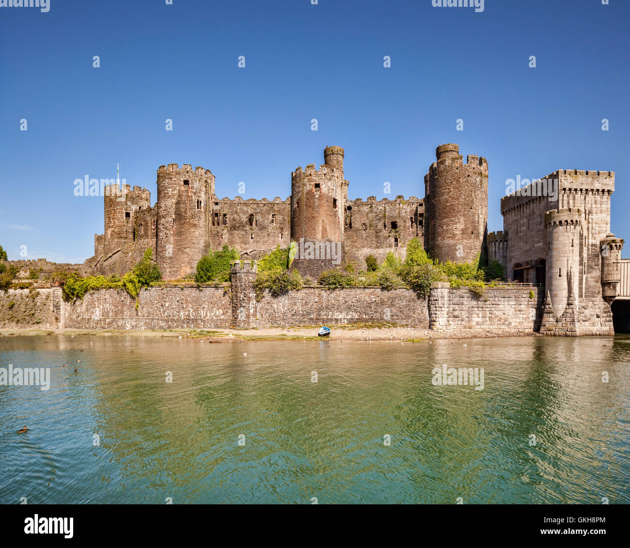 Conwy Castle dal sud, attraverso il Fiume Gyffi, a Conwy, Wales, Regno Unito. Foto Stock