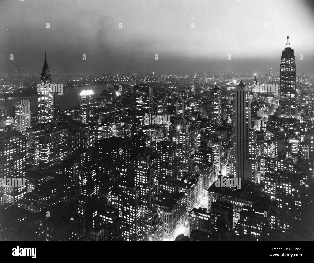Vista notturna di East Manhattan - Empire State Building a destra, Chrysler Building a sinistra. Foto Stock