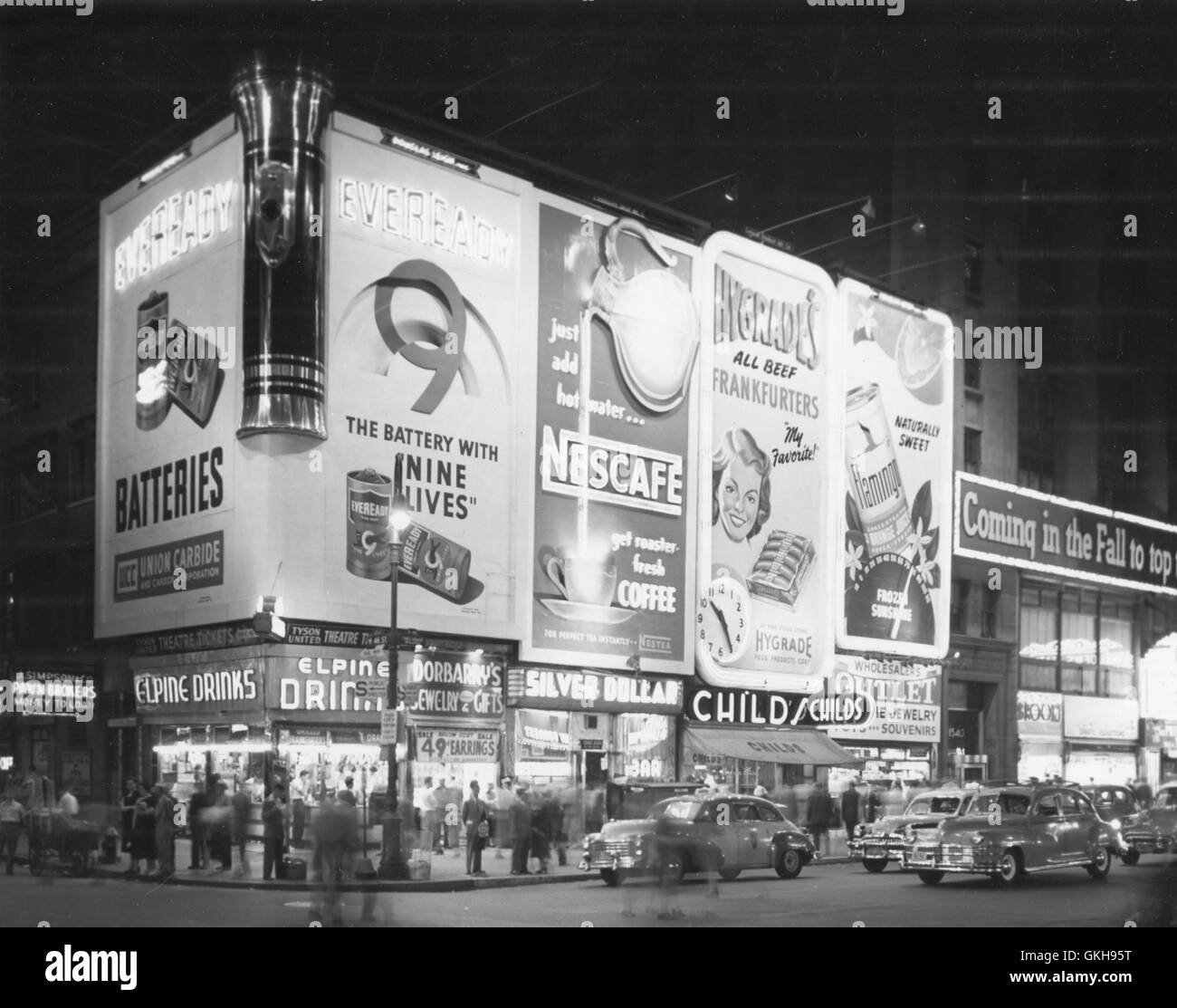 Il lato est della Settima Avenue in Times Square District con W. 46th Street di estrema sinistra. Foto Stock