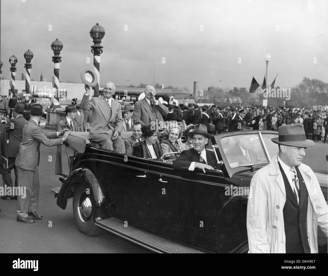 Il presidente Harry Truman, sua moglie Bess e la figlia Margaret e Vicepresidente eletto Alben Barkley attendere fuori della Union Station per l'inizio di un Welcome Home parade dopo la loro rielezione. Foto Stock