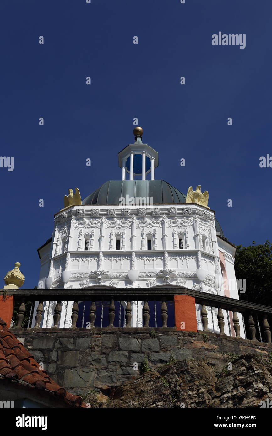 Il fantastico 'Italian' villaggio di Portmeirion noto come l'impostazione per l'iconica serie TV "prigioniero". Foto Stock