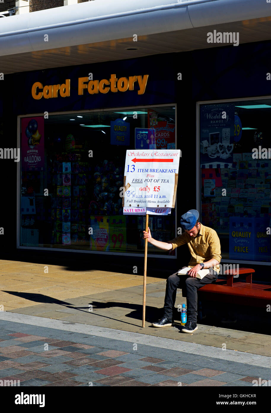 Giovane Azienda fino in segno pubblicità colazioni e una caffetteria locale, Darlington, County Durham, England Regno Unito Foto Stock