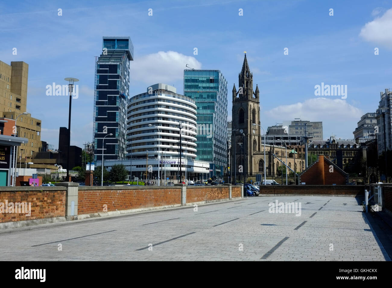 Vecchi e nuovi edifici nell'area Pierhead di Liverpool Foto Stock