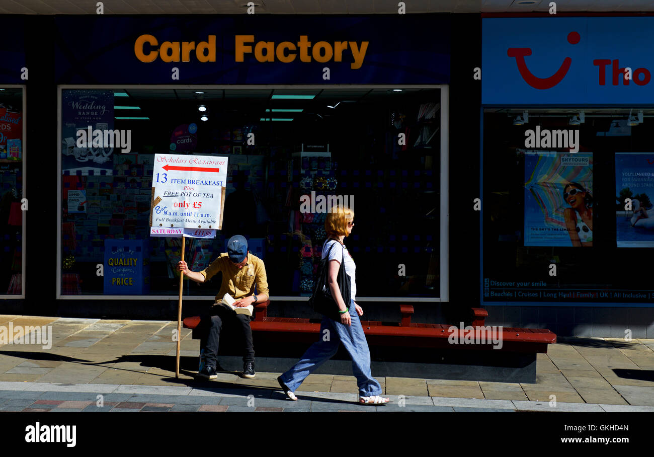 Giovane Azienda fino in segno pubblicità colazioni e una caffetteria locale, Darlington, County Durham, England Regno Unito Foto Stock