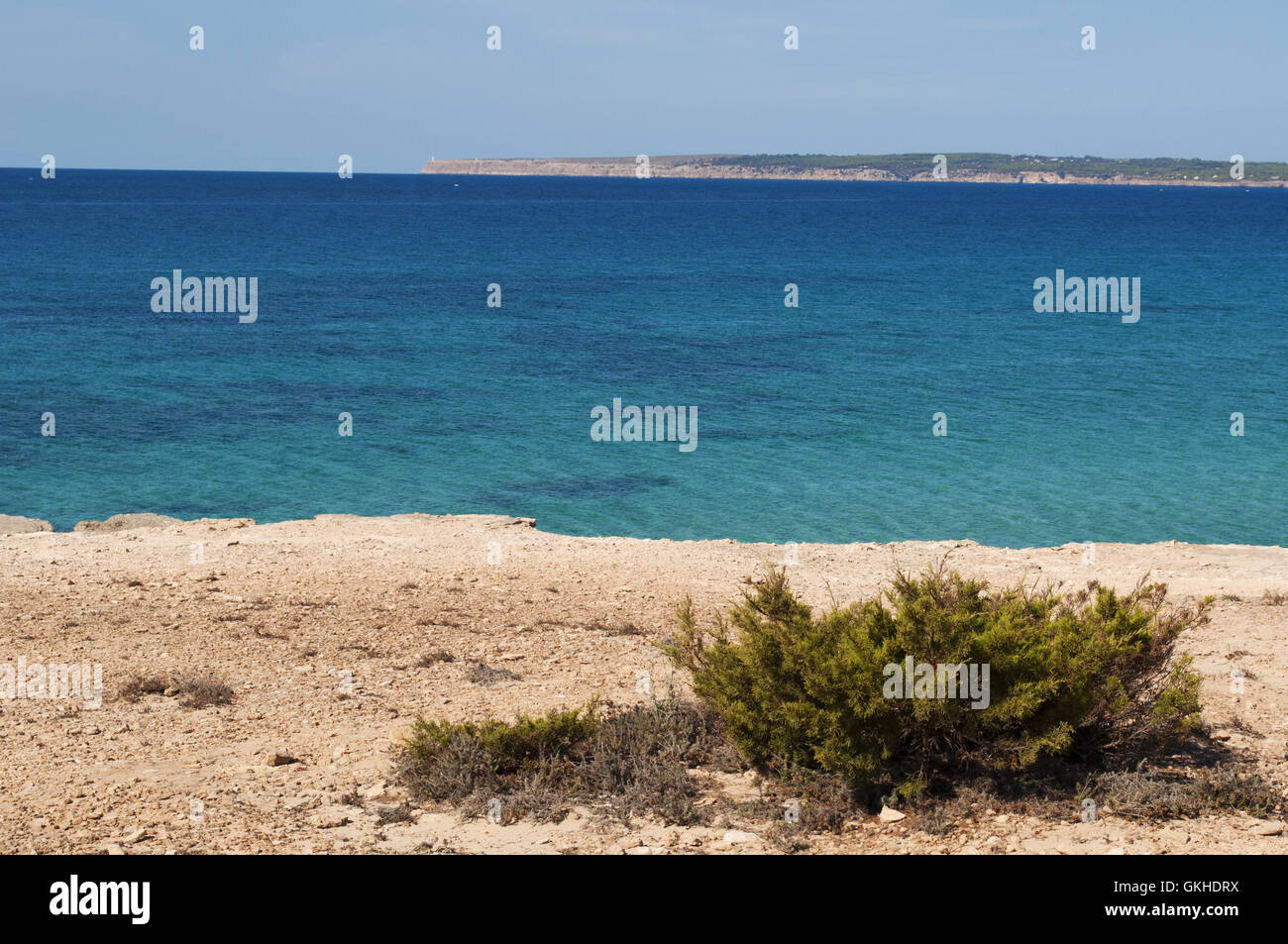 Formentera: le rocce e le acque chiare del calo des Mort, una baia nascosta nella parte più orientale di Platja spiaggia di Migjorn Foto Stock