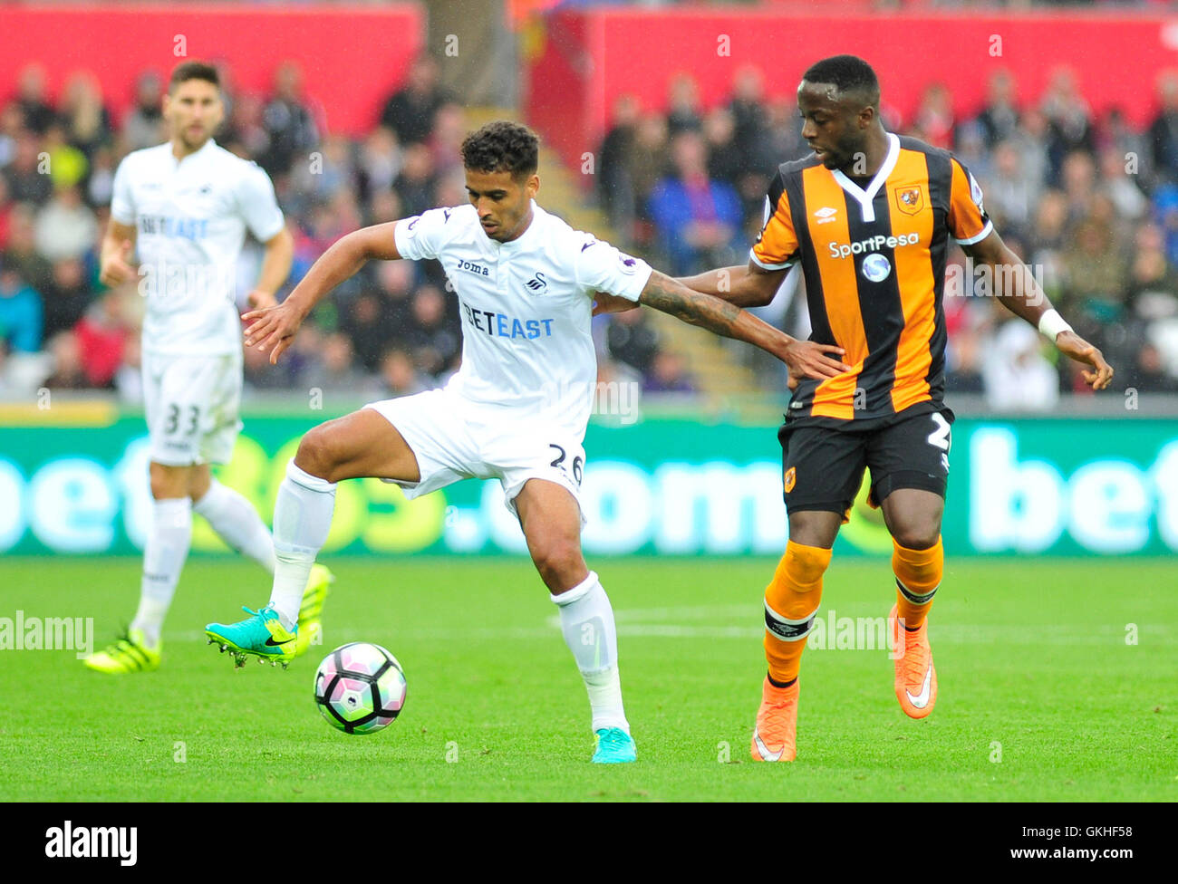 Swansea City è Kyle Naughton (sinistra) e Hull City's Adama Diomande in azione durante il match di Premier League al Liberty Stadium, Swansea. Foto Stock