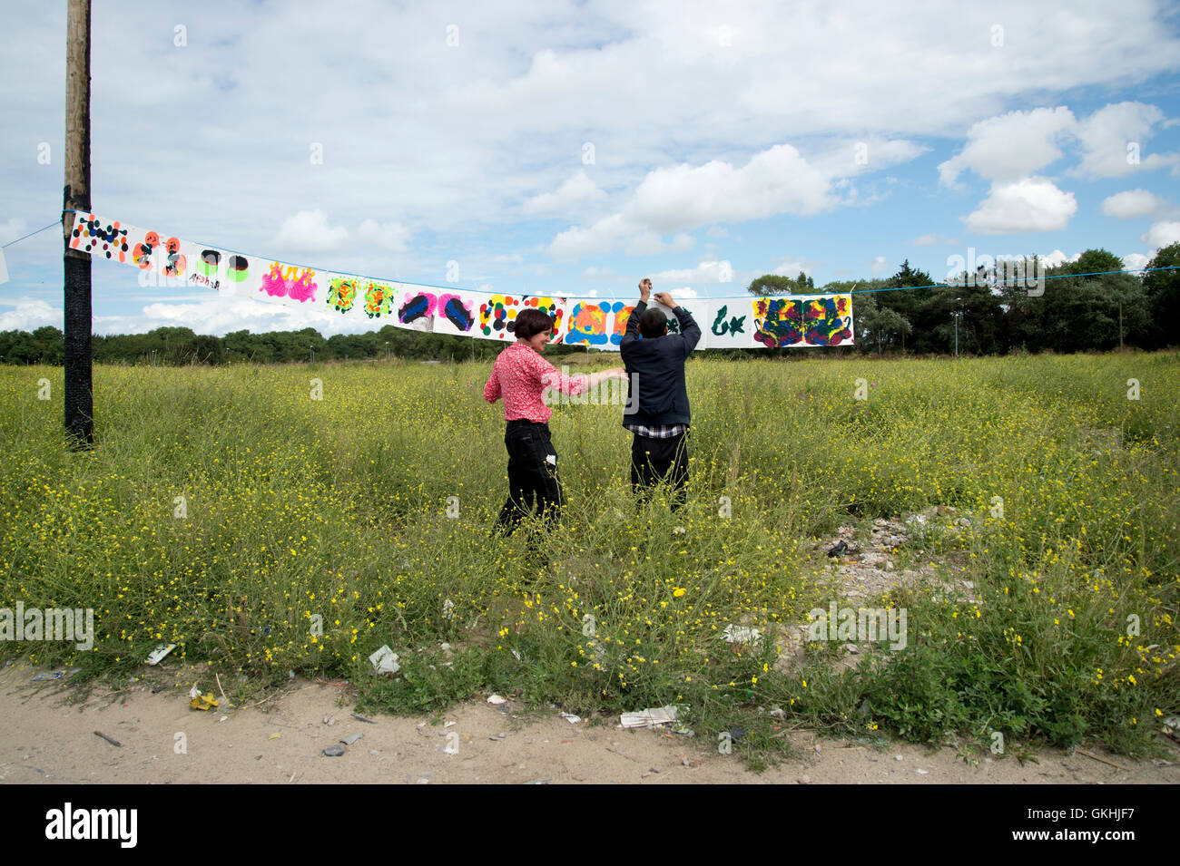 'Jungle' camp .arte fatta dai rifugiati essendo preparato per appendere attraverso uno spazio di fronte alla scuola dove ci sono stati i rifugi Foto Stock