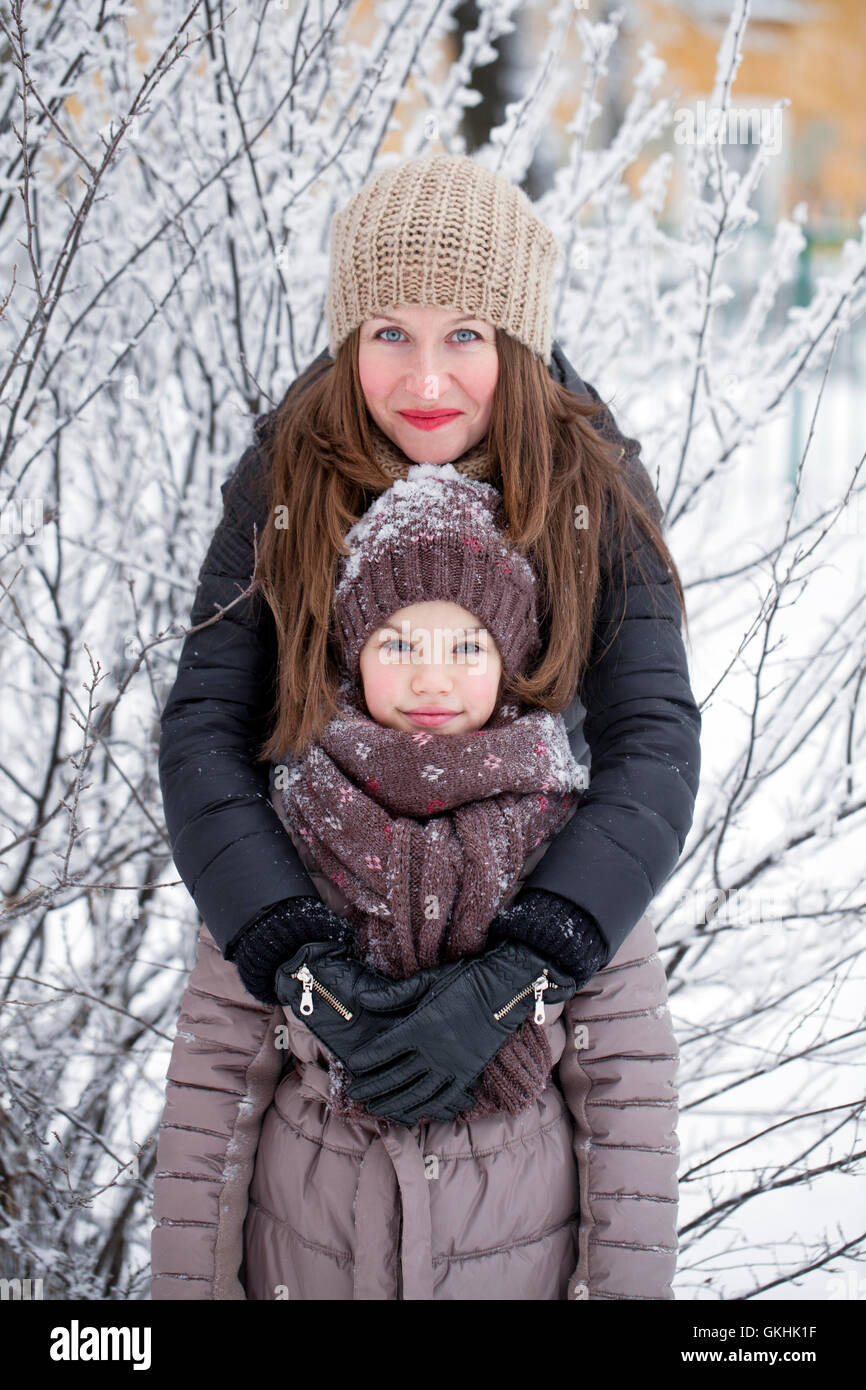 Ritratto di un anno nove ragazza con sua madre nel Winter Park Foto Stock