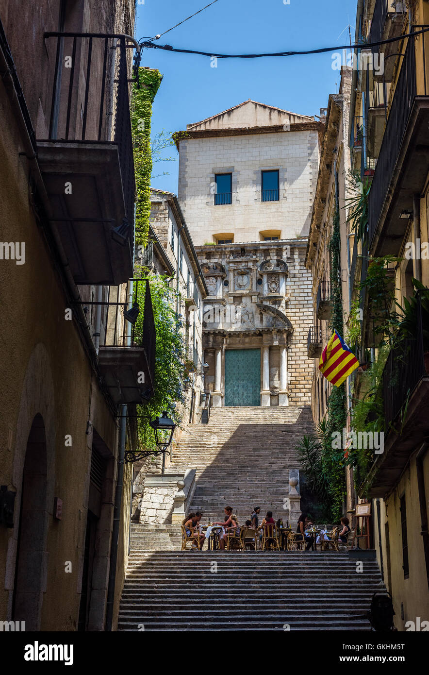 Sant Domenec street con una bandiera del movimento di indipendenza della Catalogna, chiamato Estelada (non ufficiali). Girona, Costa Brava, Spagna. Foto Stock