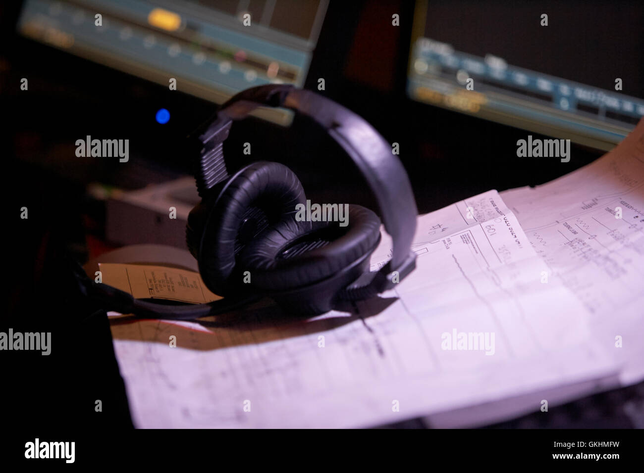 Tecnici del suono cuffie sul banco di miscelazione in un studio Foto Stock