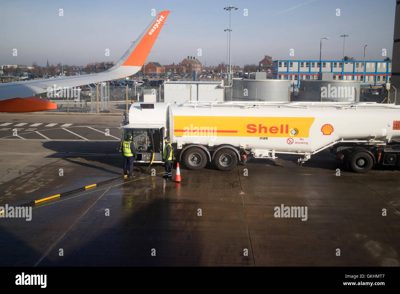 La Shell Oil jet-a1 Il rifornimento cisterne di rifornimento aeromobili easyjet a Liverpool John Lennon Airport nel Regno Unito Foto Stock