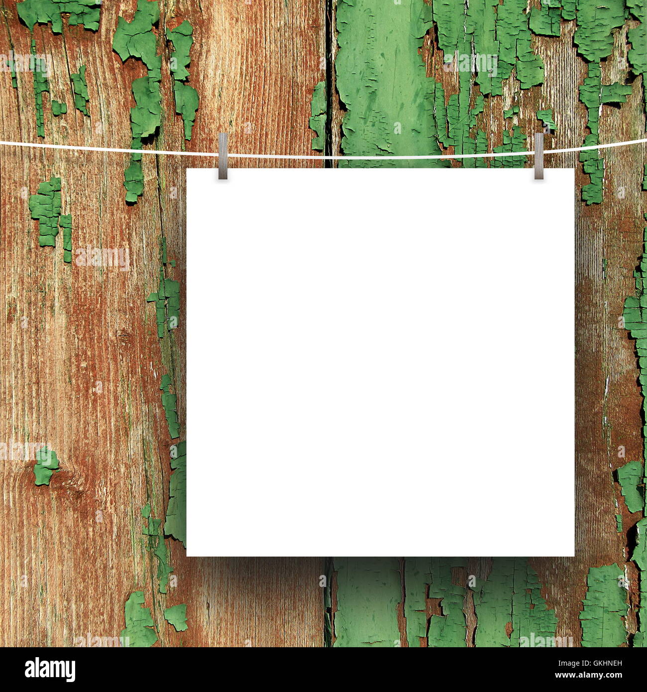 Close-up di un quadrato vuoto telaio impiccato da pioli contro graffi di tavole di legno sfondo Foto Stock