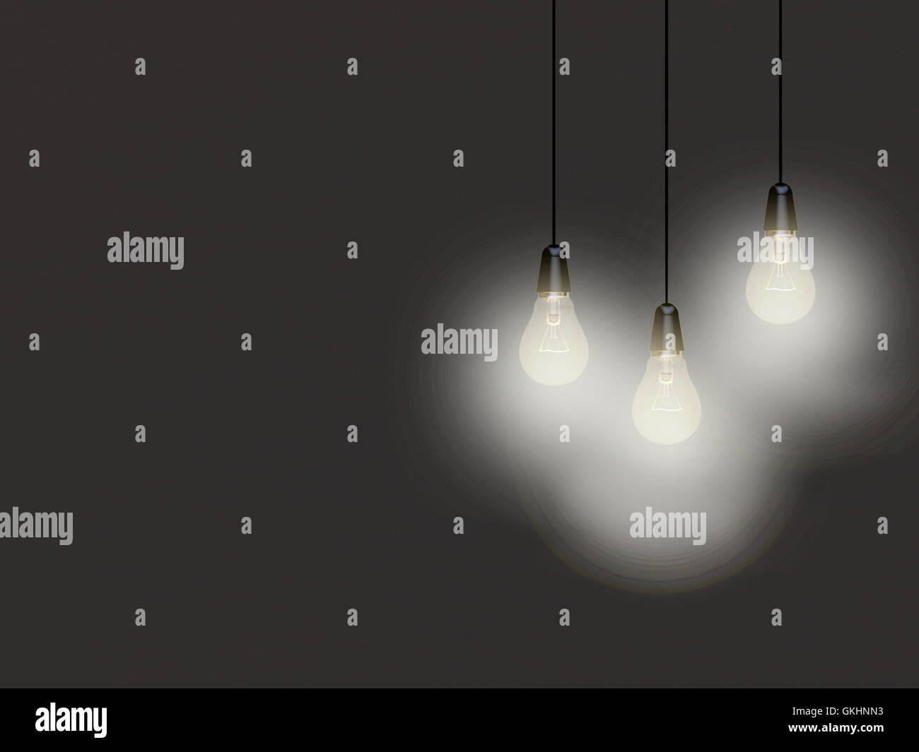 Close-up di tre bianchi accesi lampadine su sfondo grigio Foto Stock
