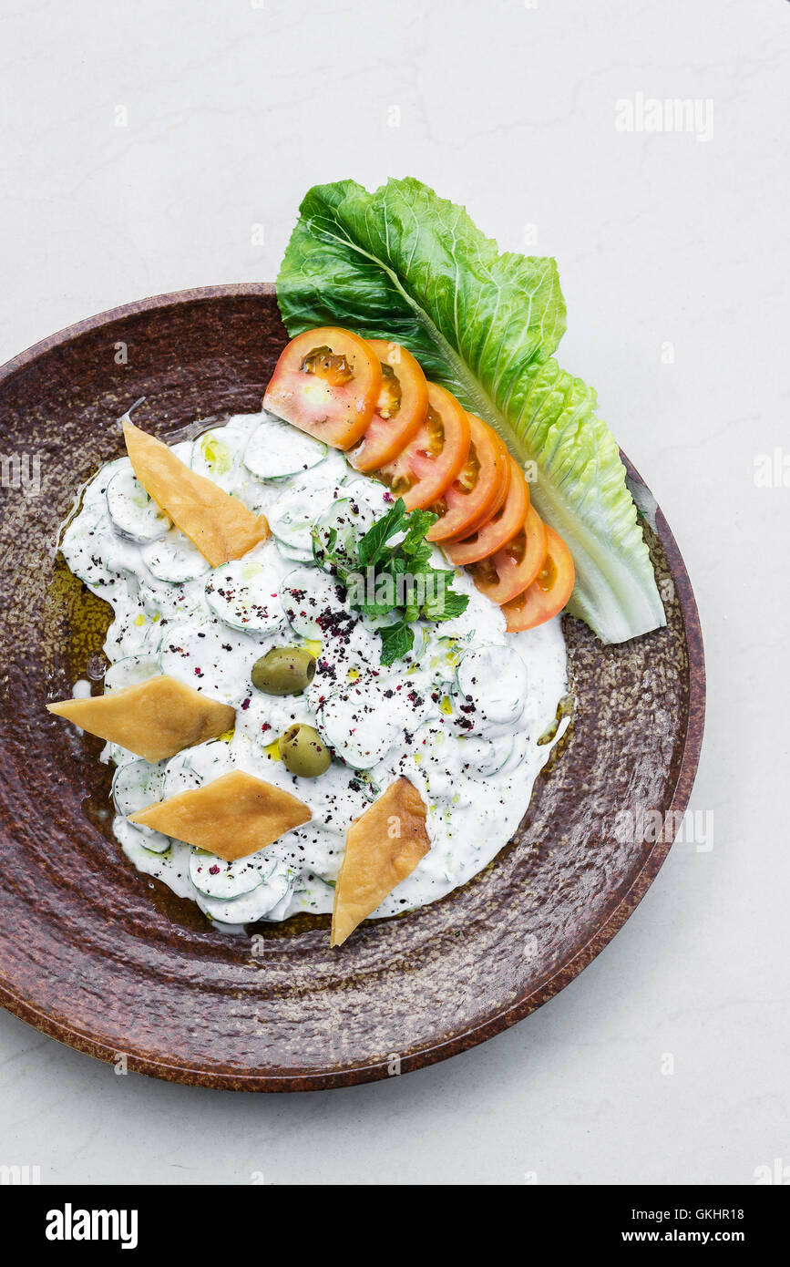 Labano lo yogurt fresco cetriolo medio orientale dip libanese snack alimentare il motorino di avviamento Foto Stock