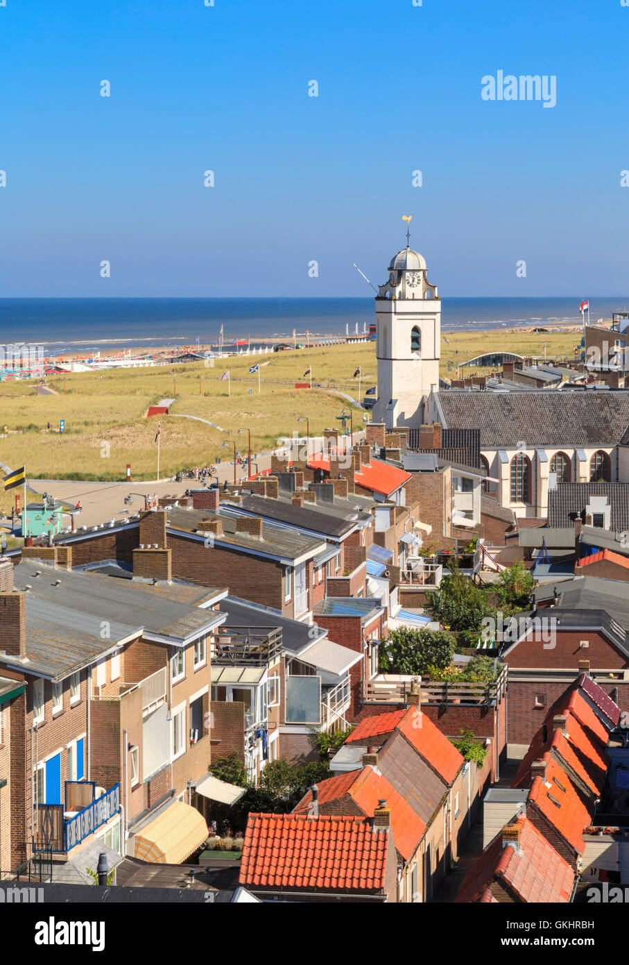 Vista aerea su Andreas chiesa in Katwijk aan Zee, un villaggio sul mare situato sul mare del Nord, South Holland, Paesi Bassi. Foto Stock