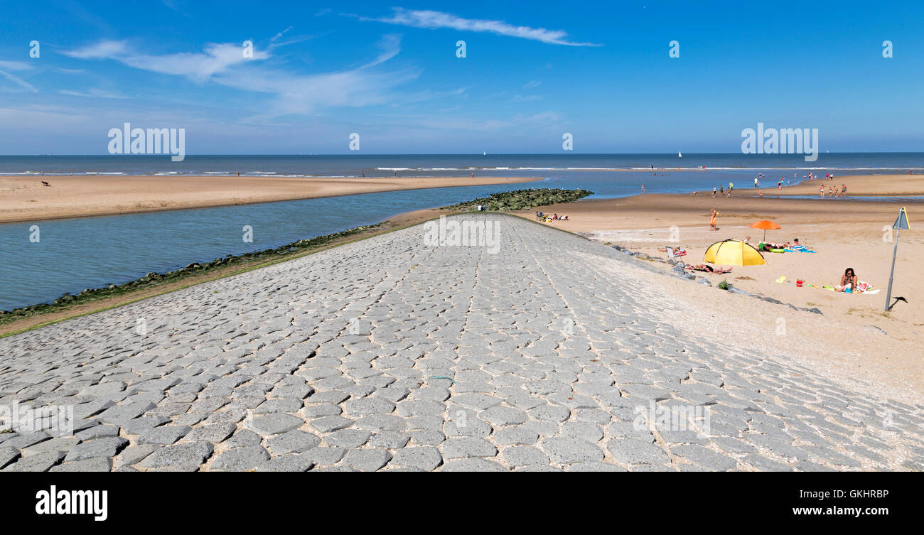 La foce del fiume Reno scorre nel Mare del Nord a Katwijk aan Zee, Olanda del Sud. Causeway che conduce alla spiaggia. Persone prendere il sole e nuotare. Foto Stock