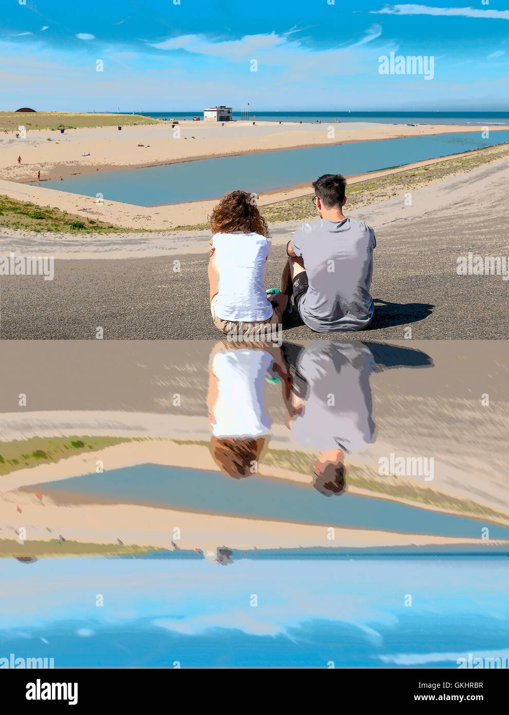 Fata Morgana: giovane seduto sulla strada rialzata che conduce alla spiaggia, dove la bocca del fiume Reno scorre nel Mare del Nord. Foto Stock