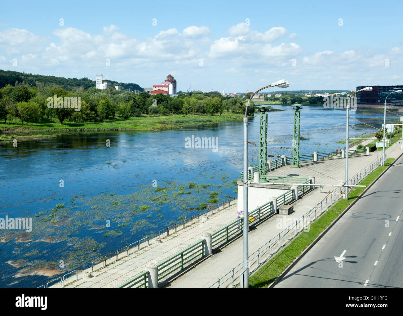 La vista della città di Kaunas argine lungo il fiume Neman (Lituania). Foto Stock