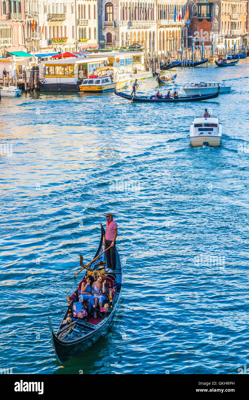 Gondoliere sul Grand Canal, Venezia, Veneto, Italia. Foto Stock