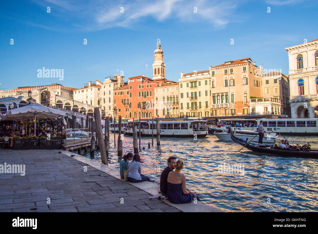 Il Ponte di Rialto (sinistra) sul Grand Canal, Venezia, Veneto, Italia. Foto Stock