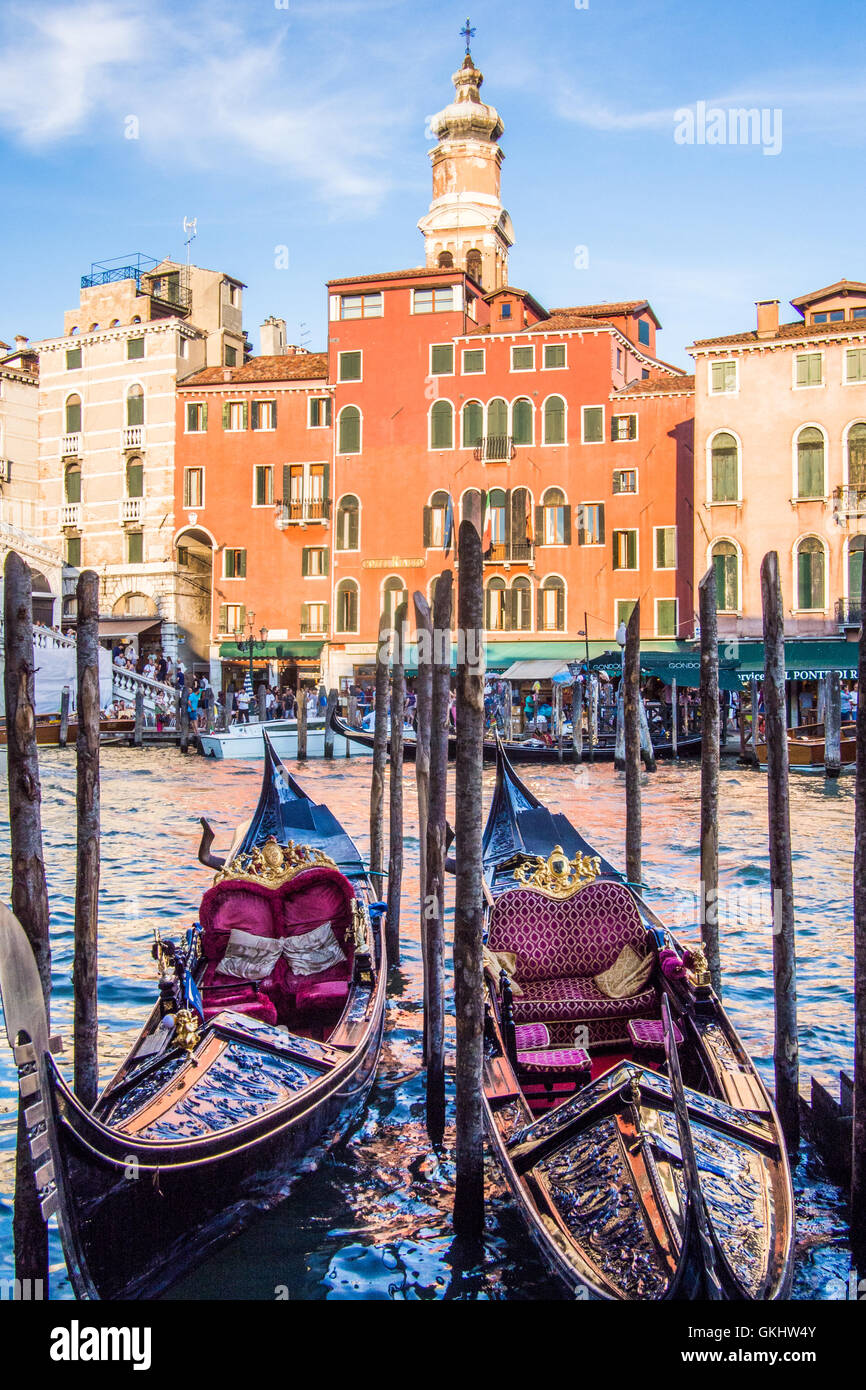 Gondola attraccata vicino al Ponte di Rialto, Venezia, Veneto, Italia. Foto Stock