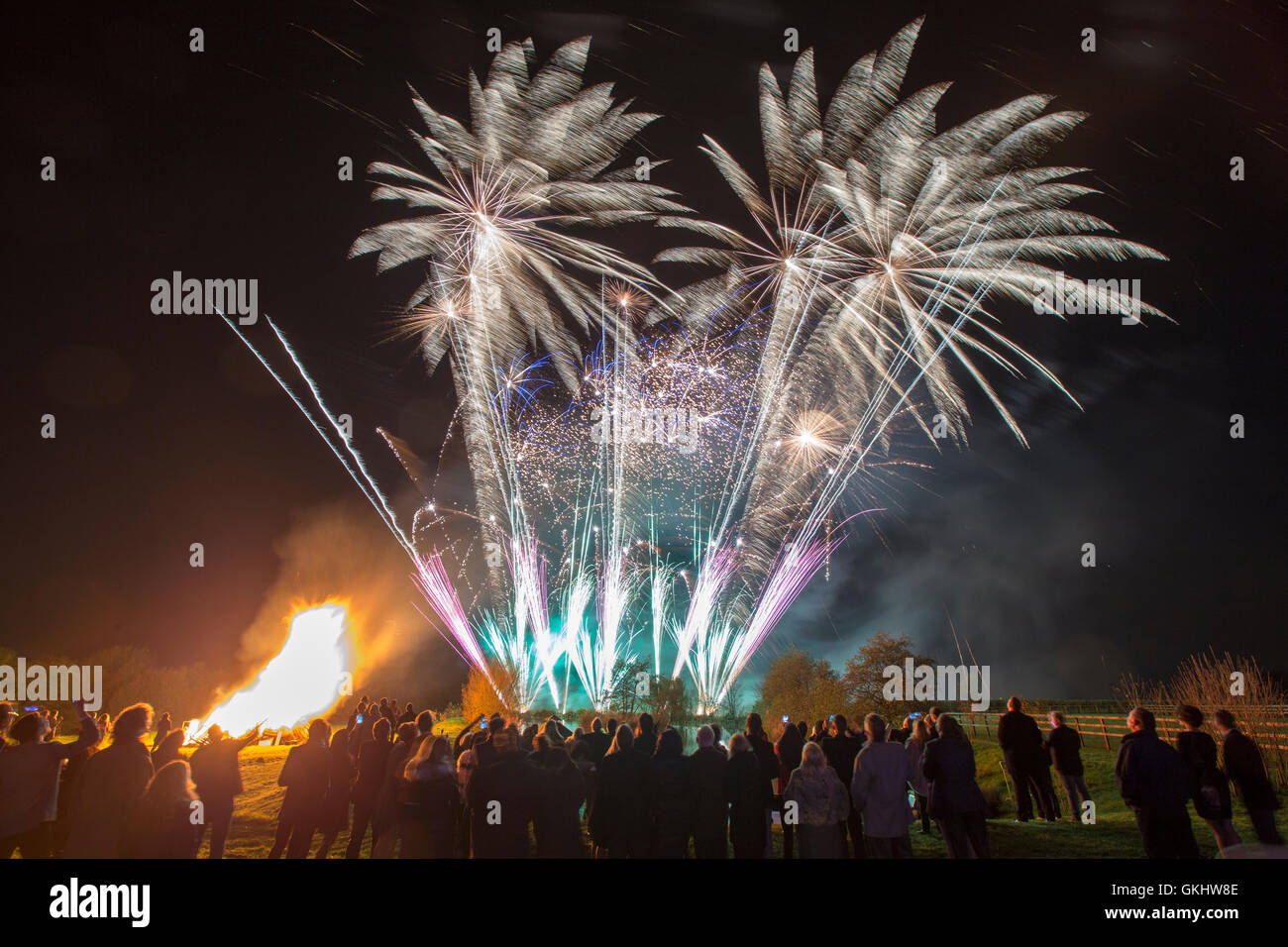 Spettacolo di fuochi d'artificio spettacolare e colorato ambientato contro un cielo scuro d'autunno nel Lancashire, che celebra la notte di Guy Fawkes Foto Stock