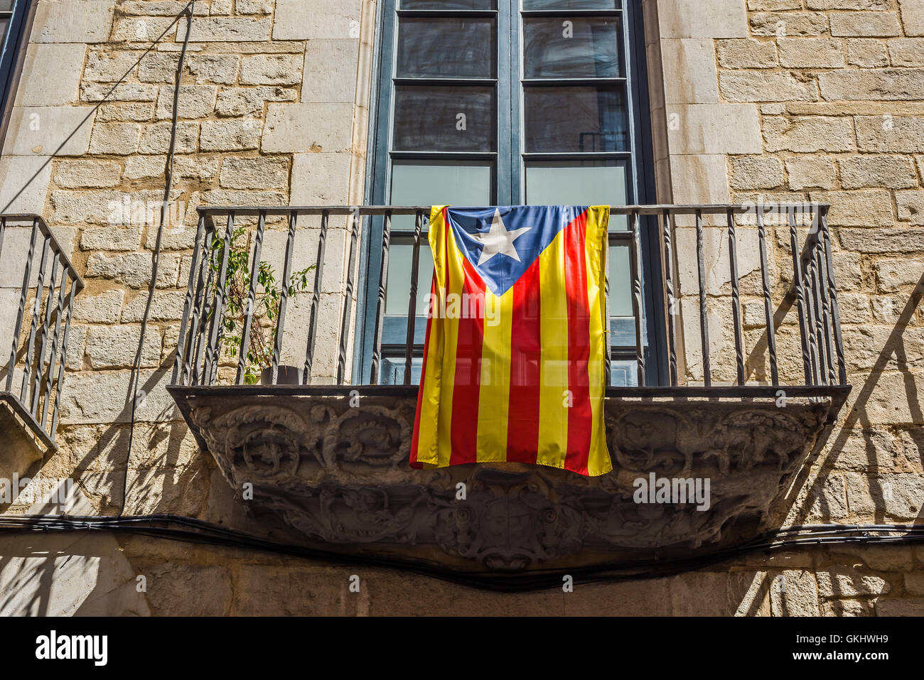 Bandiera del movimento di indipendenza della Catalogna, chiamato Estelada (ufficiose) in una strada del centro di Girona, Costa Brava, Spagna. Foto Stock