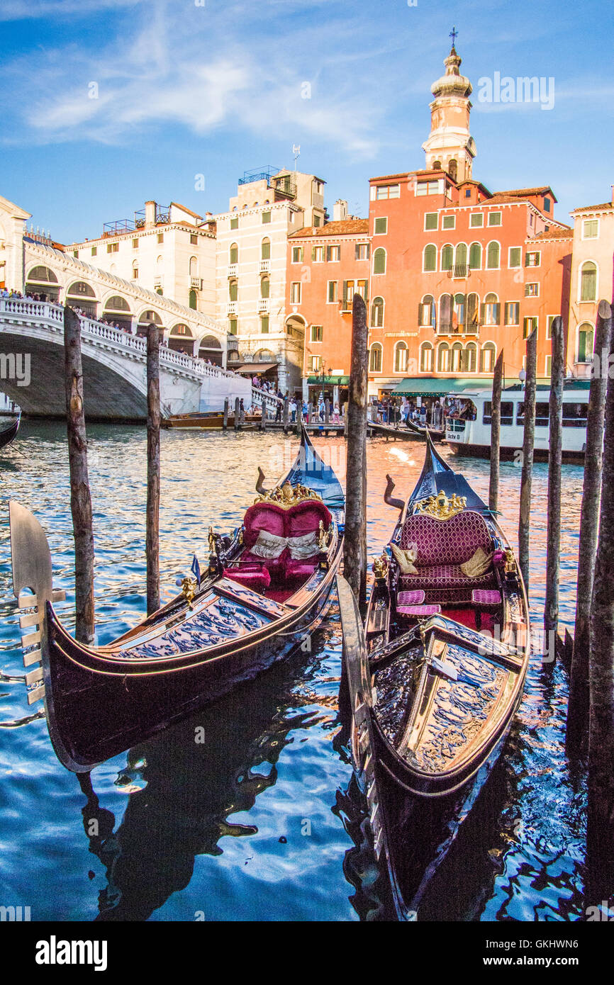 Gondola attraccata vicino al Ponte di Rialto, Venezia, Veneto, Italia. Foto Stock