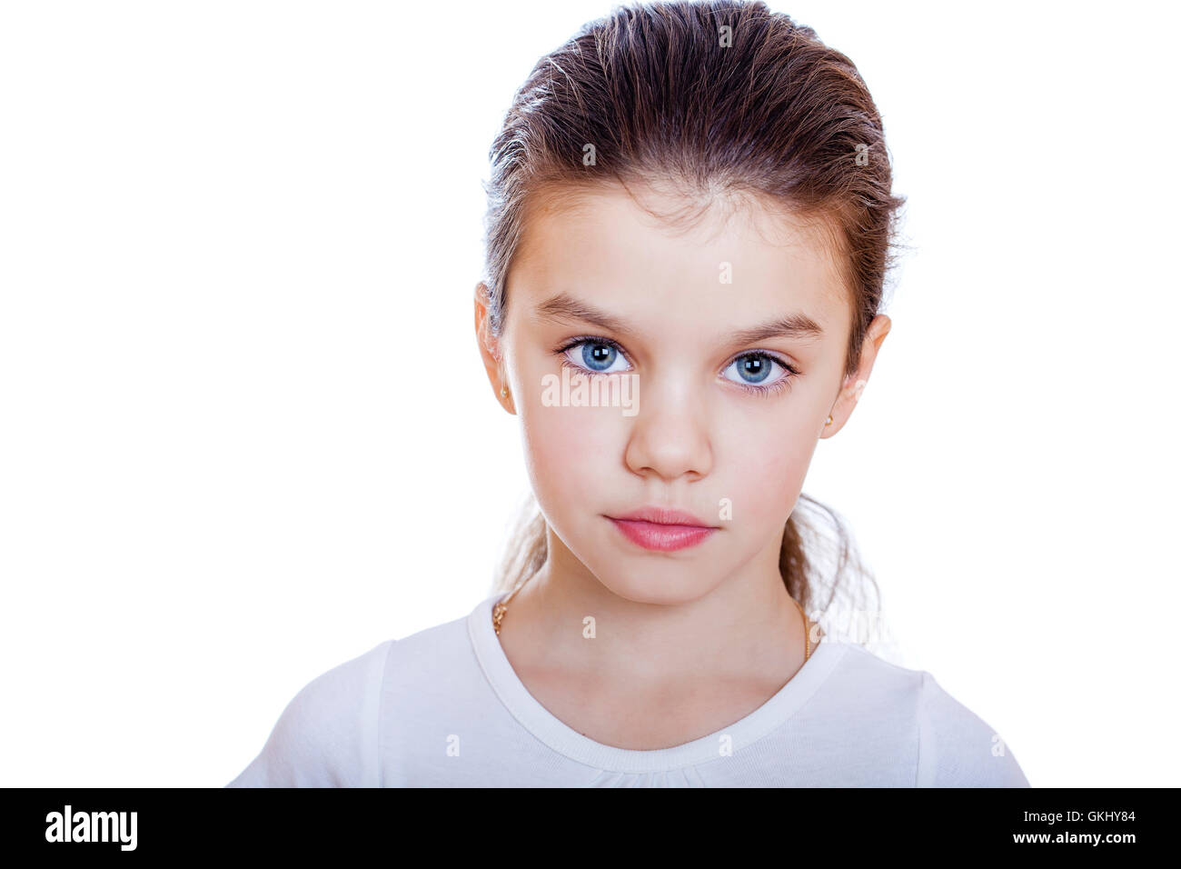 Triste bambina, isolato su sfondo bianco Foto Stock