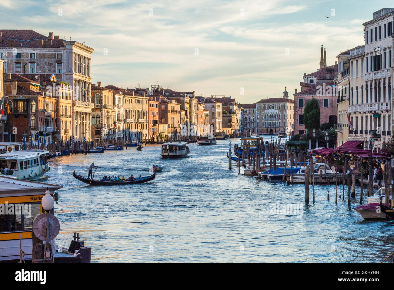 Grand Canal come si vede dal Ponte di Rialto, Venezia, Veneto, Italia. Foto Stock
