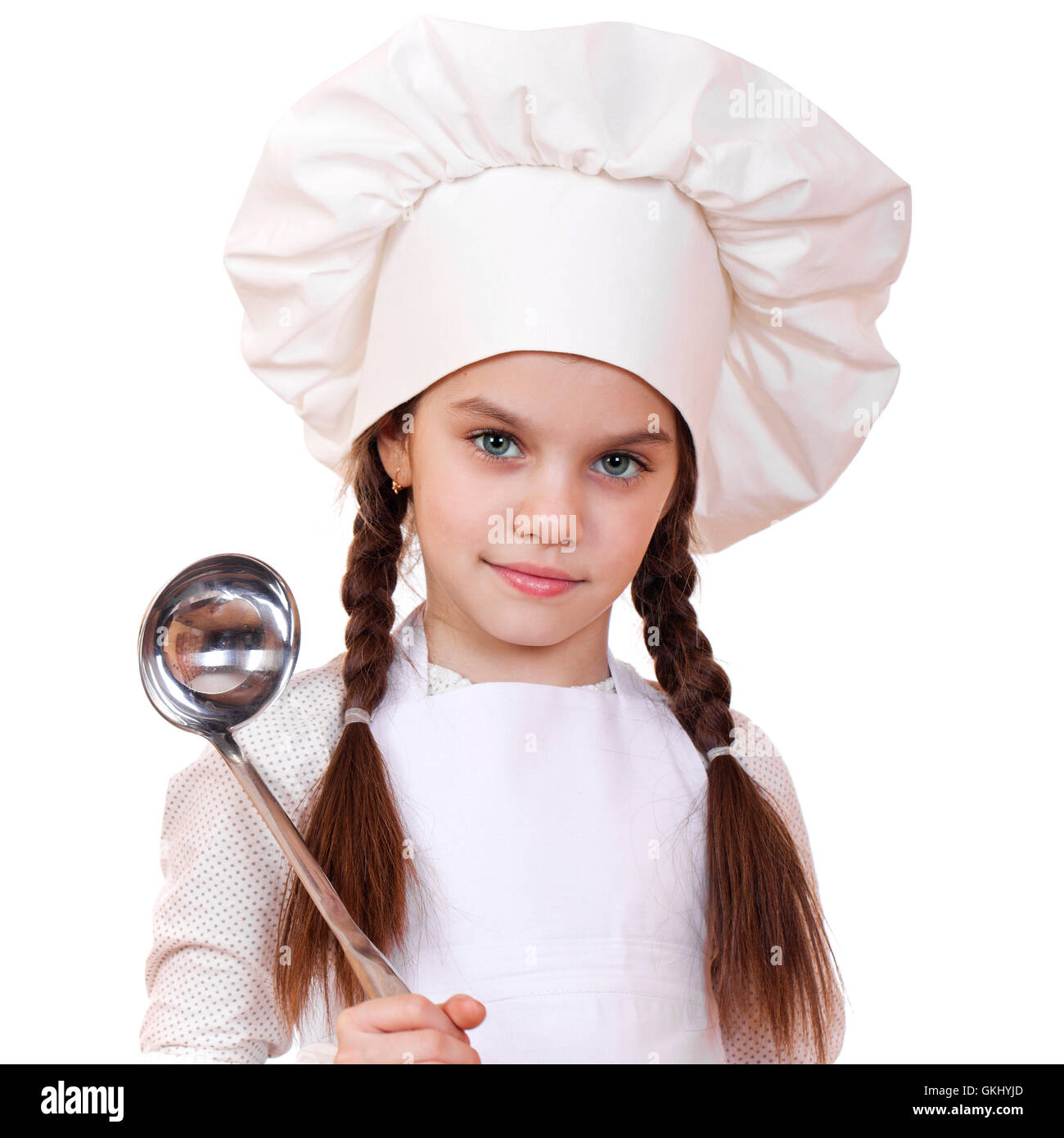 Inquadratura di un po' di cucina piccola ragazza in un bianco uniforme. Isolato su sfondo bianco Foto Stock