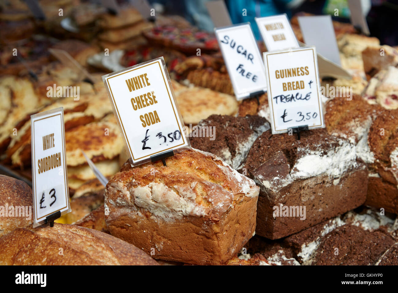 Fatte a mano irlandese pane artigianale su una fase di stallo in un mercato alimentare in Irlanda del Nord Foto Stock