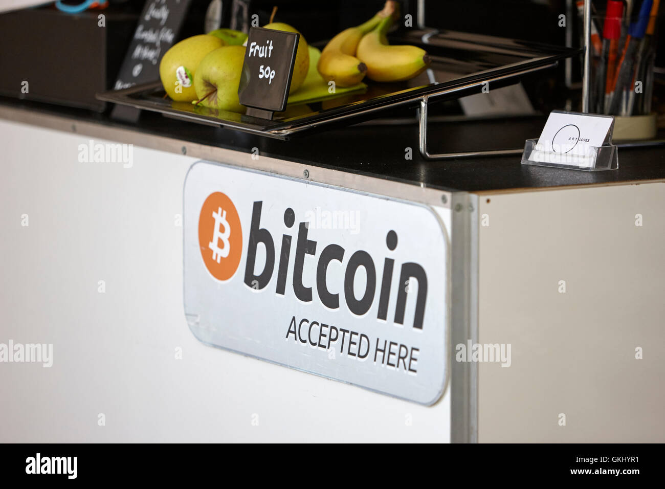 Bitcoin accettato qui segno in una caffetteria nel Regno Unito Foto Stock