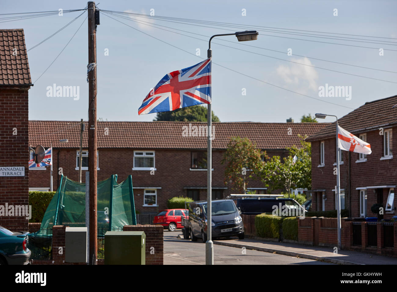 Unione e Irlanda del Nord le bandiere pendenti da lamposts lealisti nella zona di Belfast Foto Stock