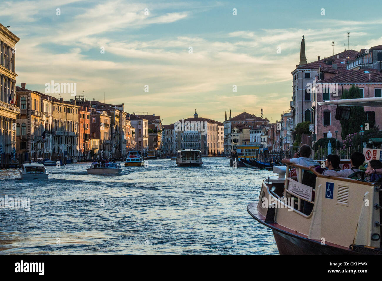 Passeggeri su un vaporetto a guardare verso il basso della Grand Canal, Venezia, Veneto, Italia. Foto Stock