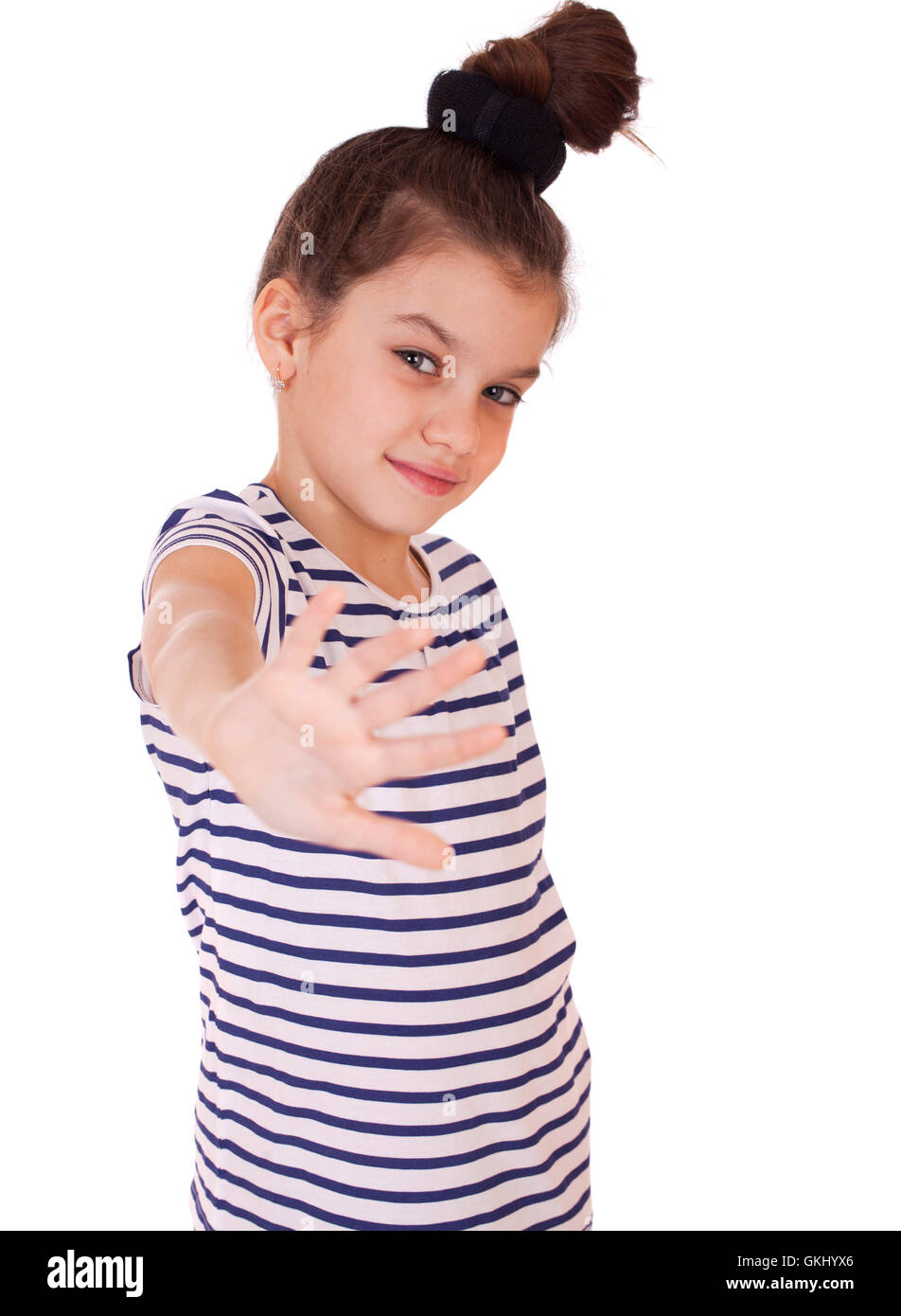 Il gesto e le persone felici concetto - sorridente bambina in bianco fustellato t-shirt mostra gesti con le dita Foto Stock