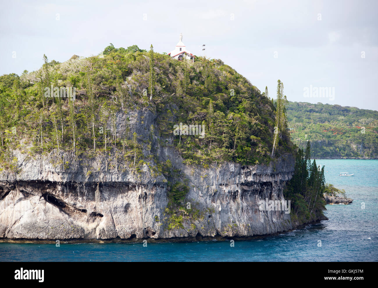 Easo villaggio chiesa in piedi sulla cima di una collina di Lifou Island (Nuova Caledonia). Foto Stock