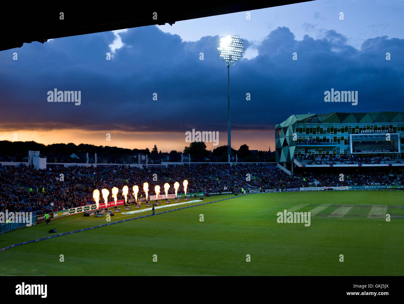 Luce proiettore a Headingley Cricket Ground, casa dello Yorkshire Cricket Foto Stock