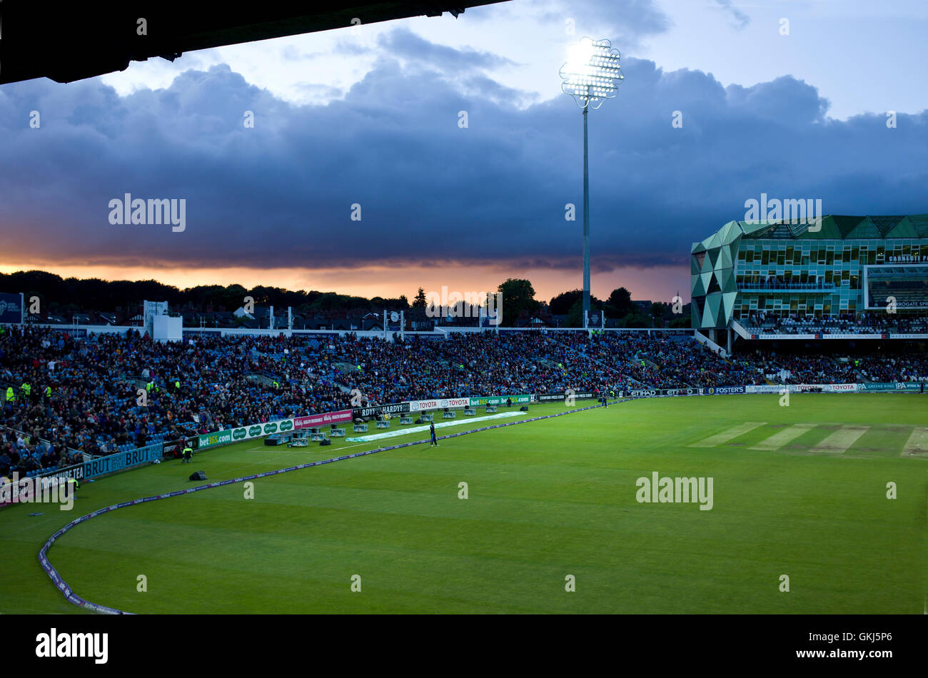 Luce proiettore a Headingley Cricket Ground, casa dello Yorkshire Cricket Foto Stock