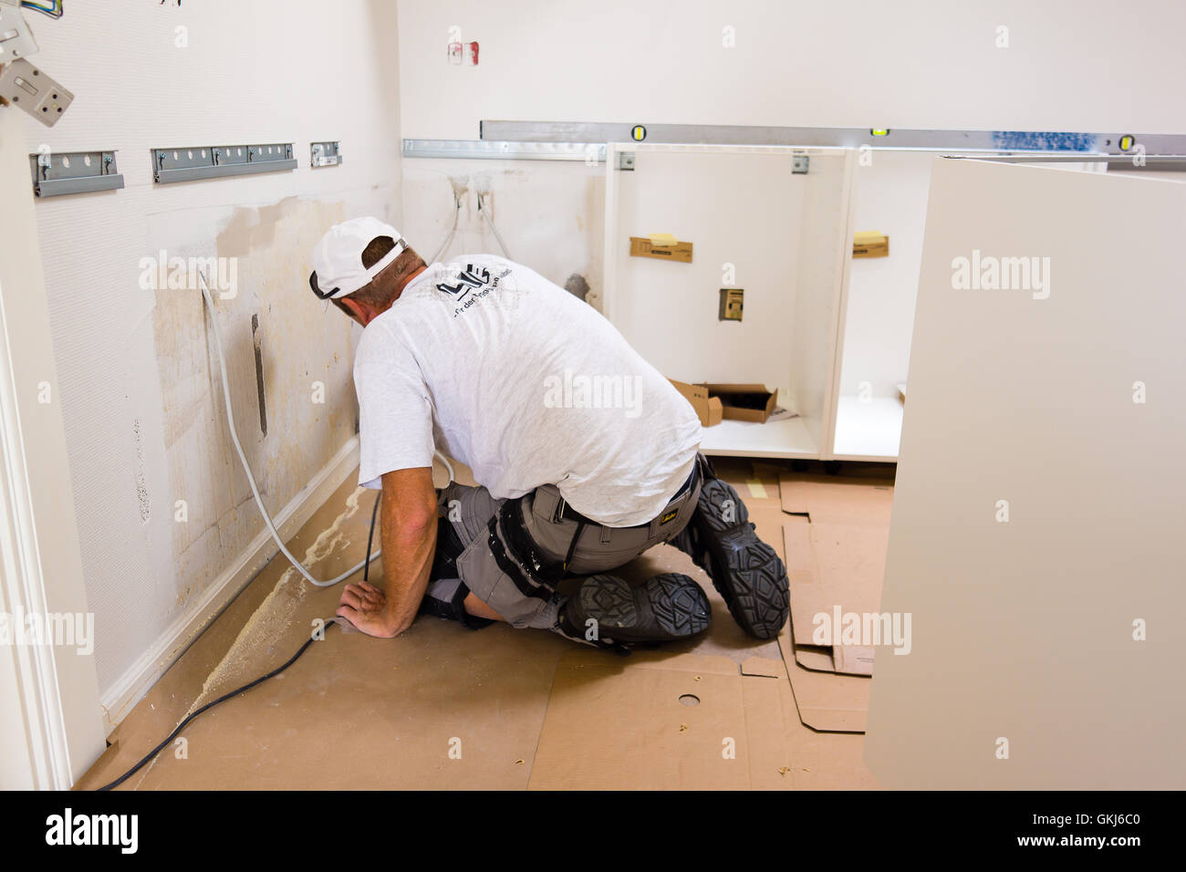 Carpenter montaggio cucina ikea foto & immagine stock: 115340848 alamy Ikea montaggio cucina
